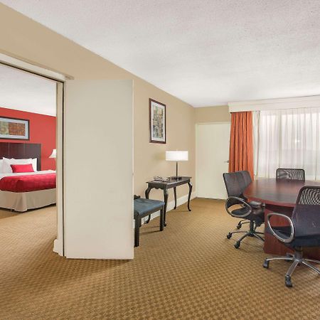 Ramada Plaza By Wyndham Fayetteville Fort Bragg Area Ngoại thất bức ảnh