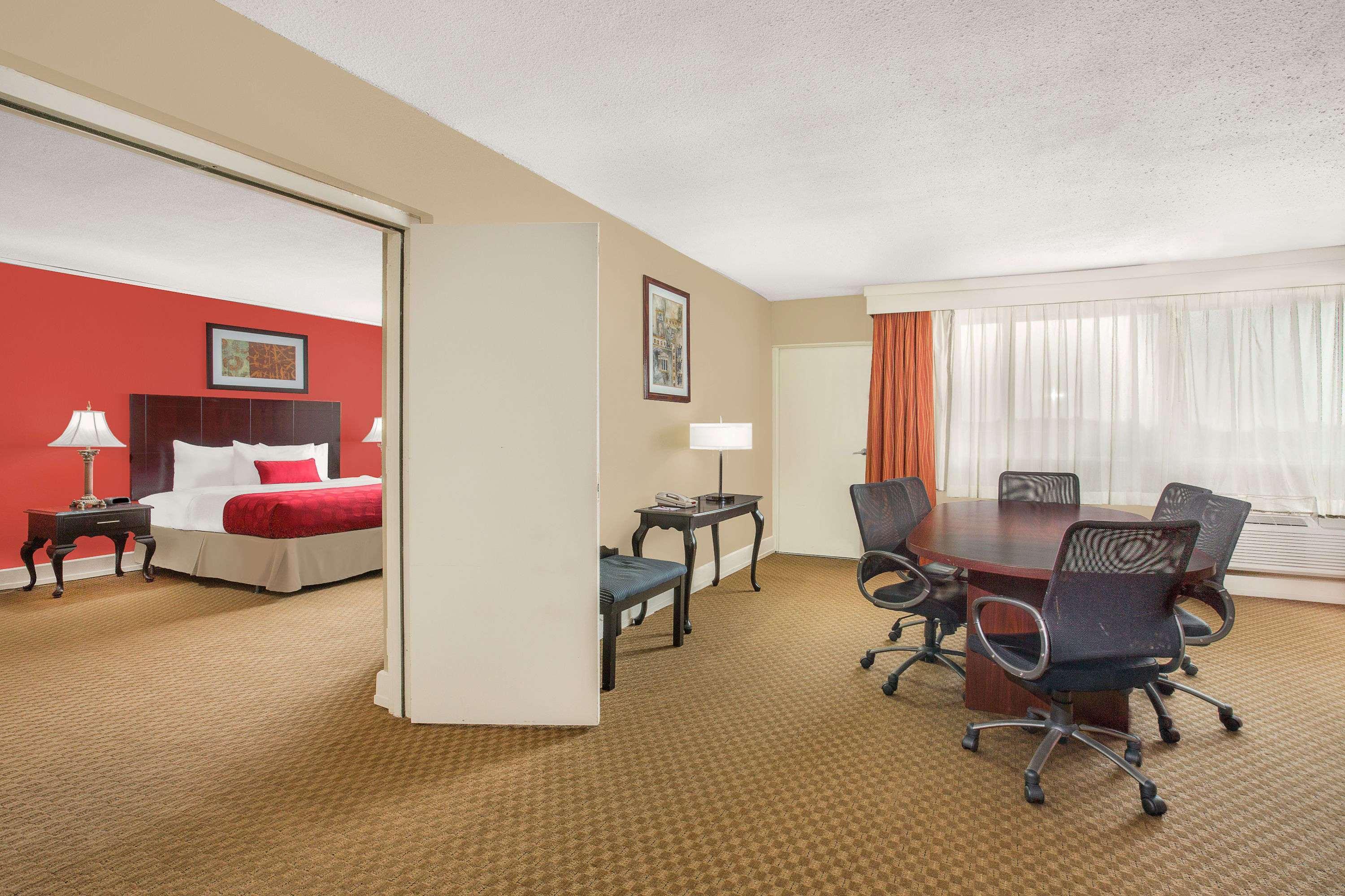 Ramada Plaza By Wyndham Fayetteville Fort Bragg Area Ngoại thất bức ảnh