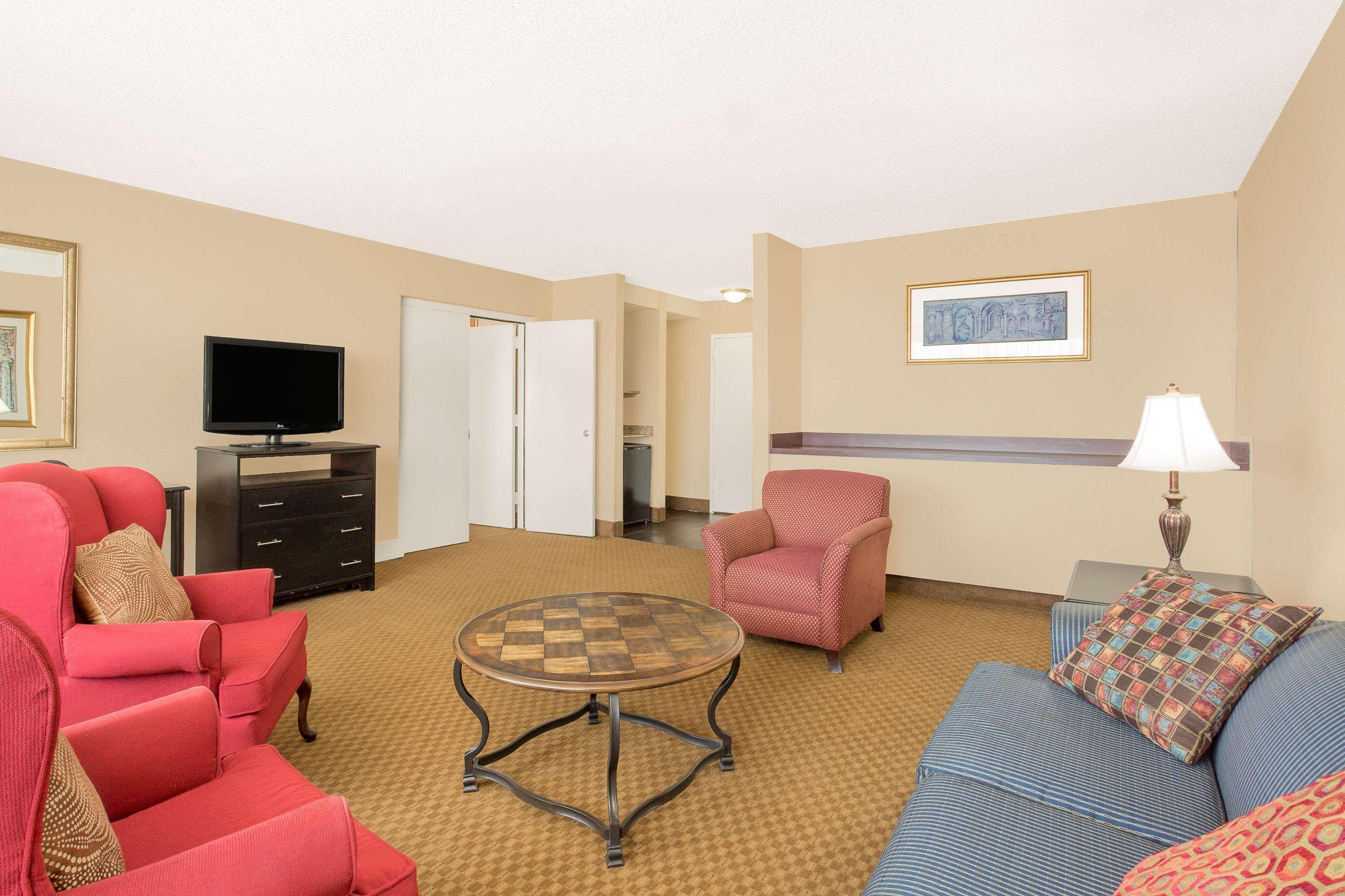 Ramada Plaza By Wyndham Fayetteville Fort Bragg Area Ngoại thất bức ảnh