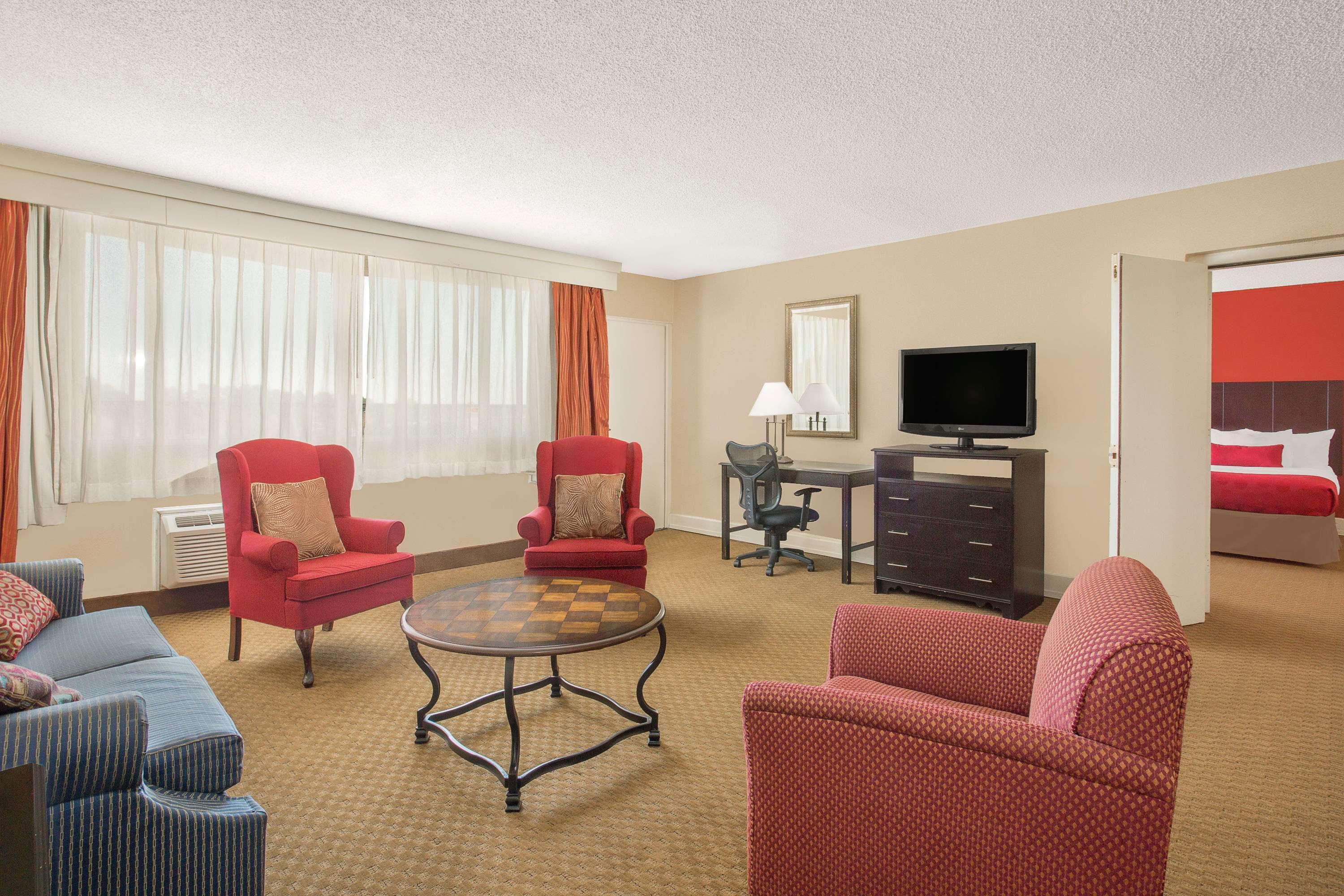 Ramada Plaza By Wyndham Fayetteville Fort Bragg Area Ngoại thất bức ảnh