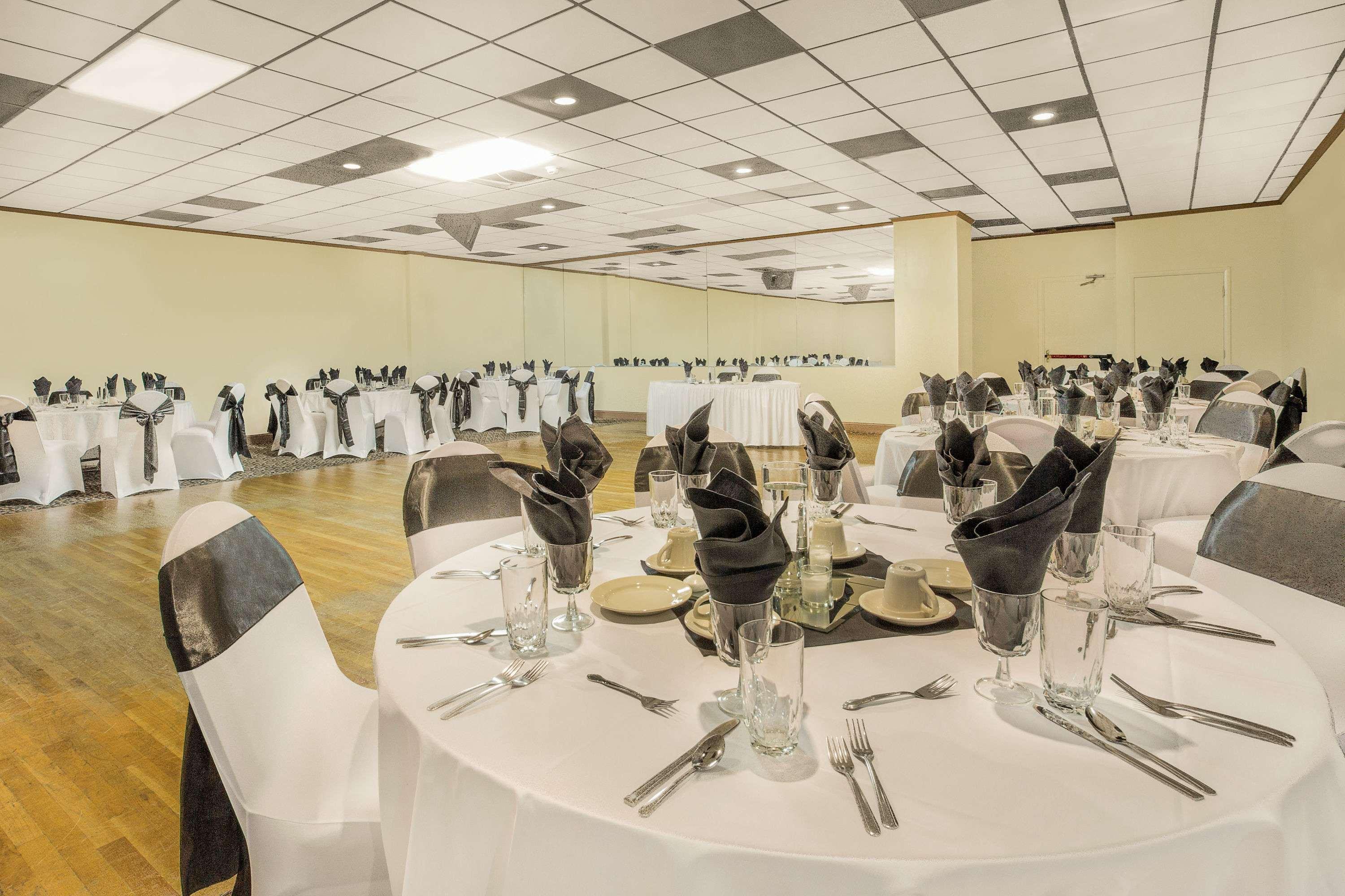 Ramada Plaza By Wyndham Fayetteville Fort Bragg Area Ngoại thất bức ảnh