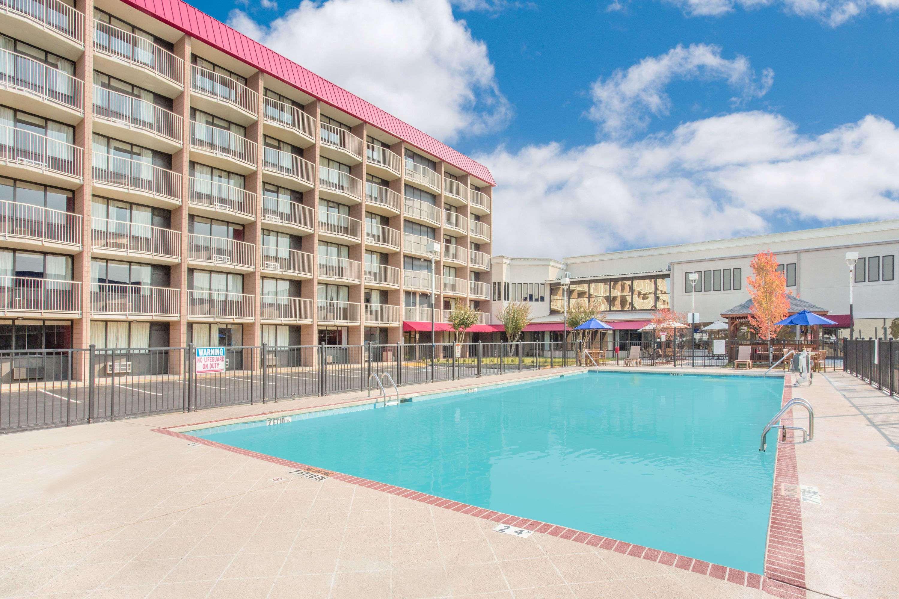 Ramada Plaza By Wyndham Fayetteville Fort Bragg Area Ngoại thất bức ảnh