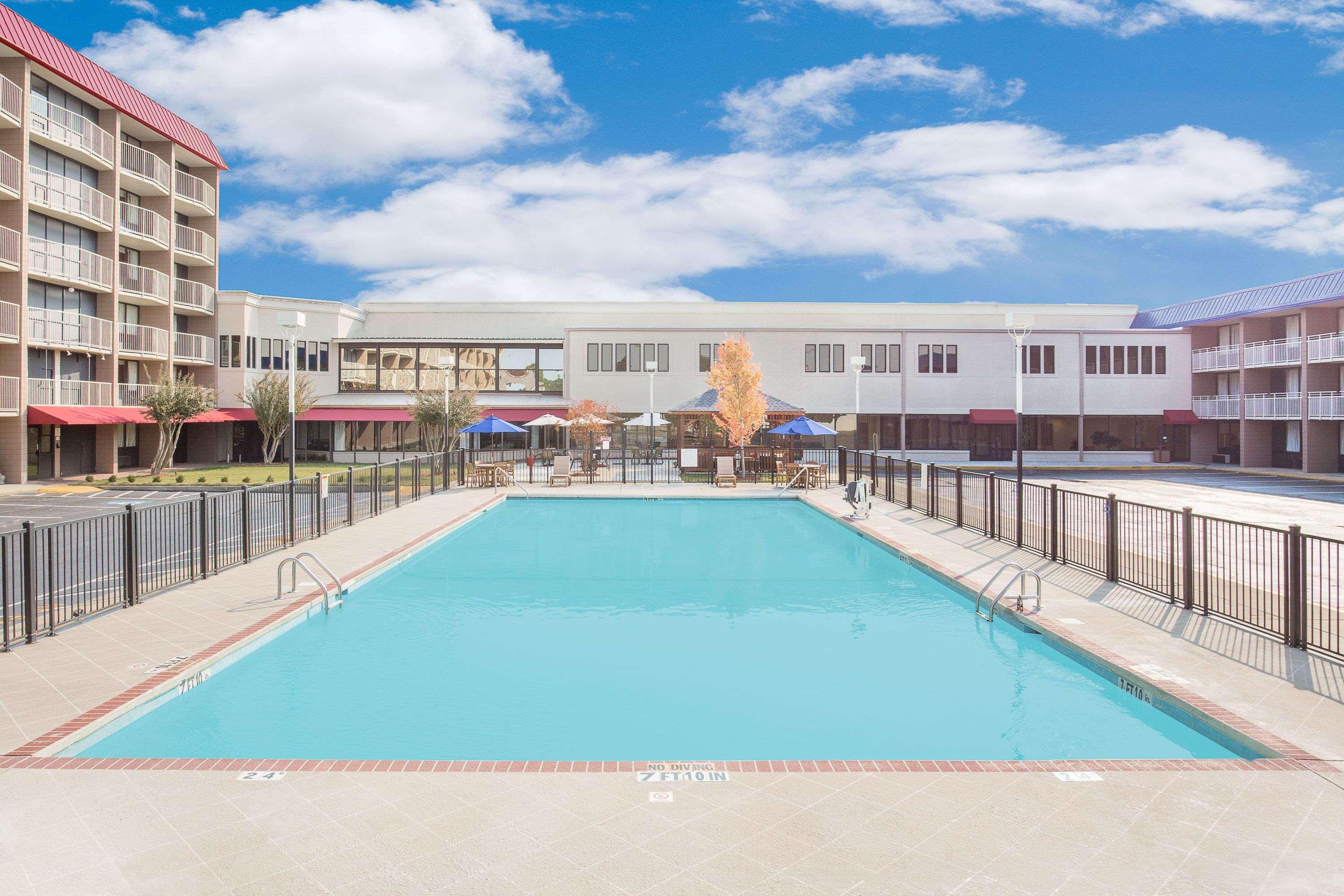 Ramada Plaza By Wyndham Fayetteville Fort Bragg Area Ngoại thất bức ảnh