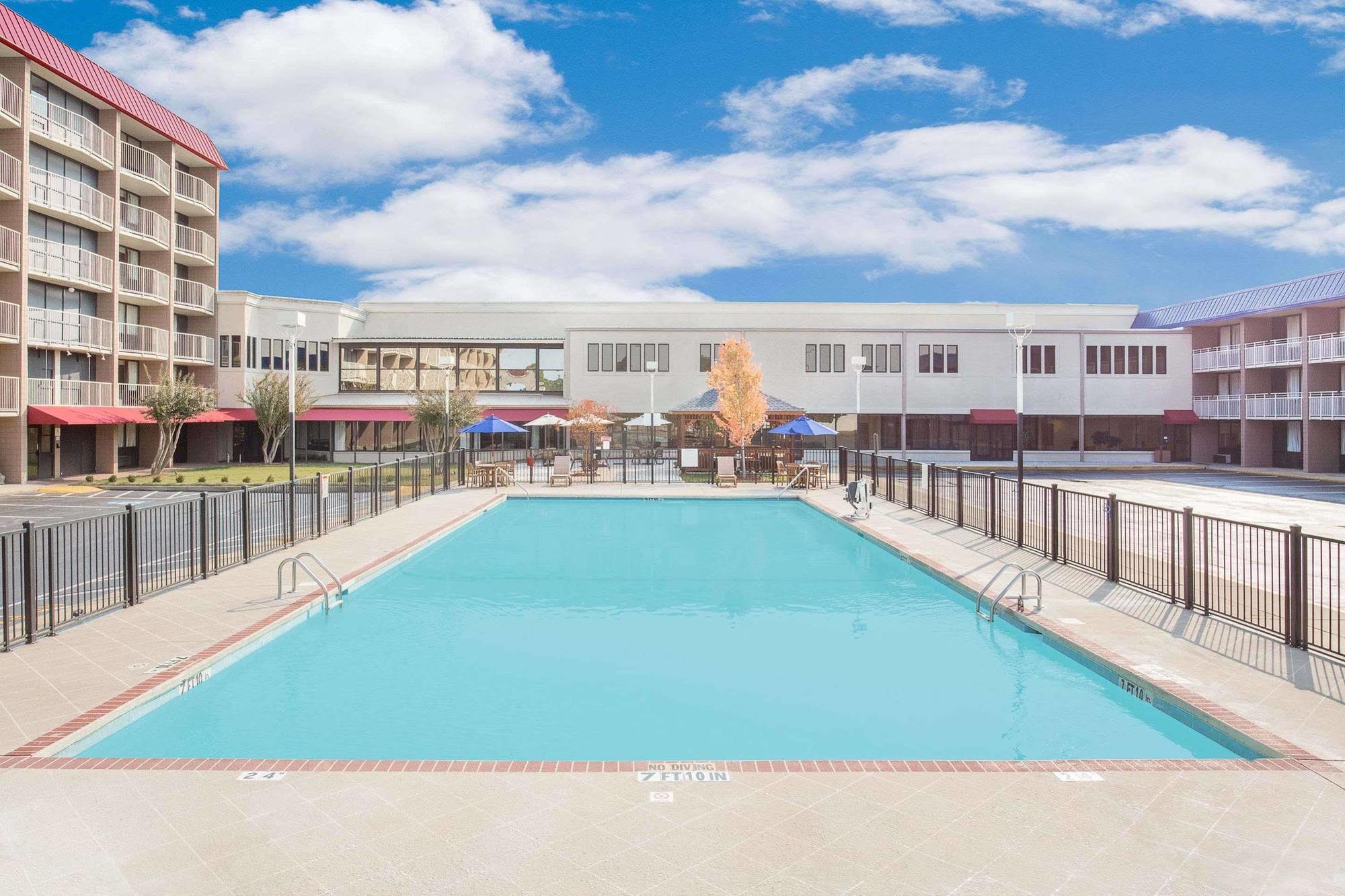 Ramada Plaza By Wyndham Fayetteville Fort Bragg Area Ngoại thất bức ảnh